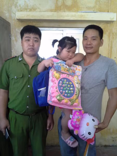 Cảnh sát bảo vệ đưa bé 4 tuổi về với gia đình ảnh 1