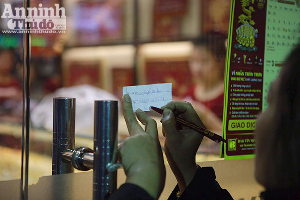 Thêm hình ảnh người Hà Nội xếp hàng mua vàng ngày vía thần tài ảnh 7 Thêm hình ảnh người Hà Nội xếp hàng mua vàng ngày vía thần tài ảnh 7