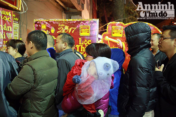 Thêm hình ảnh người Hà Nội xếp hàng mua vàng ngày vía thần tài ảnh 2 Thêm hình ảnh người Hà Nội xếp hàng mua vàng ngày vía thần tài ảnh 2