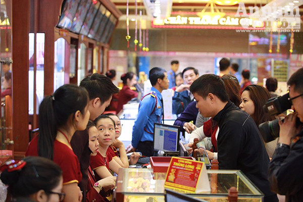 Thêm hình ảnh người Hà Nội xếp hàng mua vàng ngày vía thần tài ảnh 5 Thêm hình ảnh người Hà Nội xếp hàng mua vàng ngày vía thần tài ảnh 5