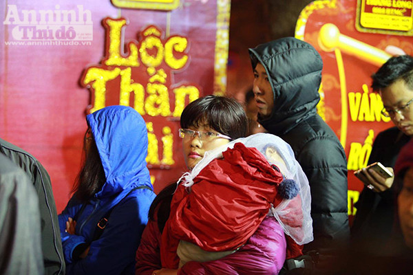 Thêm hình ảnh người Hà Nội xếp hàng mua vàng ngày vía thần tài ảnh 3 Thêm hình ảnh người Hà Nội xếp hàng mua vàng ngày vía thần tài ảnh 3