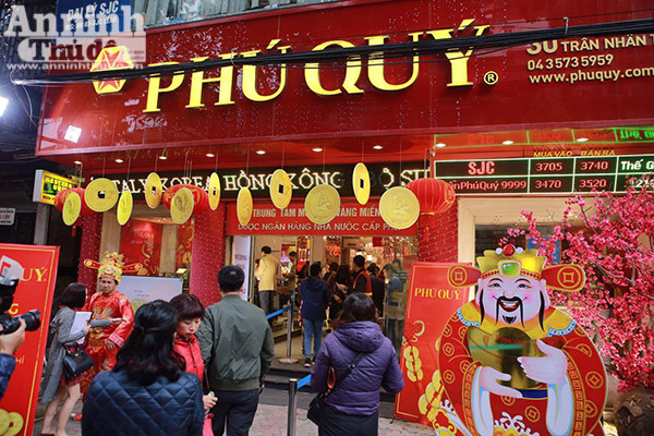 Thêm hình ảnh người Hà Nội xếp hàng mua vàng ngày vía thần tài ảnh 8 Thêm hình ảnh người Hà Nội xếp hàng mua vàng ngày vía thần tài ảnh 8