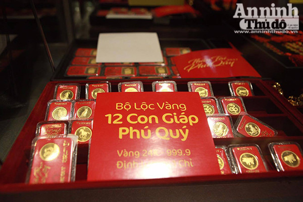 Thêm hình ảnh người Hà Nội xếp hàng mua vàng ngày vía thần tài ảnh 11 Thêm hình ảnh người Hà Nội xếp hàng mua vàng ngày vía thần tài ảnh 11