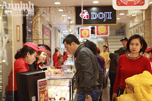 Thêm hình ảnh người Hà Nội xếp hàng mua vàng ngày vía thần tài ảnh 9 Thêm hình ảnh người Hà Nội xếp hàng mua vàng ngày vía thần tài ảnh 9