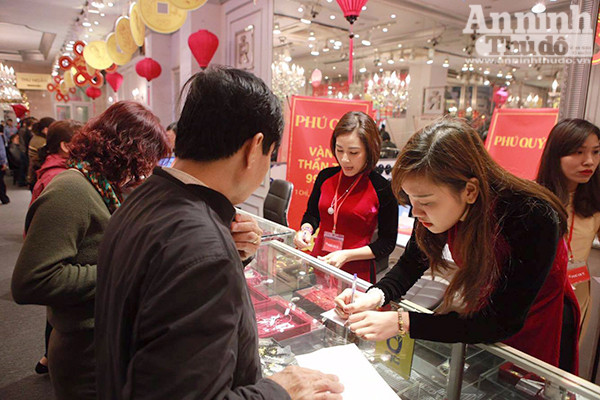 Thêm hình ảnh người Hà Nội xếp hàng mua vàng ngày vía thần tài ảnh 6 Thêm hình ảnh người Hà Nội xếp hàng mua vàng ngày vía thần tài ảnh 6