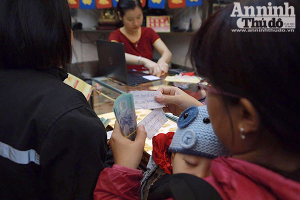 Thêm hình ảnh người Hà Nội xếp hàng mua vàng ngày vía thần tài ảnh 10 Thêm hình ảnh người Hà Nội xếp hàng mua vàng ngày vía thần tài ảnh 10