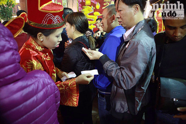 Thêm hình ảnh người Hà Nội xếp hàng mua vàng ngày vía thần tài ảnh 4 Thêm hình ảnh người Hà Nội xếp hàng mua vàng ngày vía thần tài ảnh 4