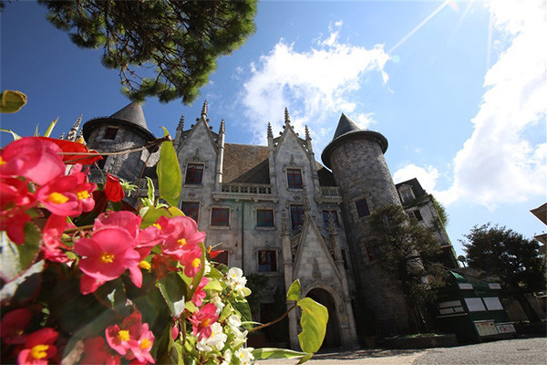 Bà Nà Hills giảm giá vé cáp treo, du khách thỏa sức khám phá xứ sở Cầu Vàng ảnh 1