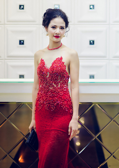 Hoa hậu Trần Thị Quỳnh tái xuất, khoe lưng trần gợi cảm ảnh 1