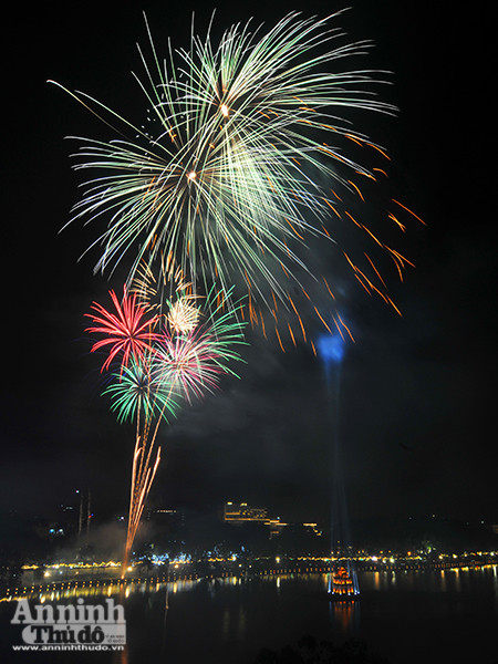 Những khoảnh khắc ấn tượng đọng lại đêm giao thừa ảnh 8