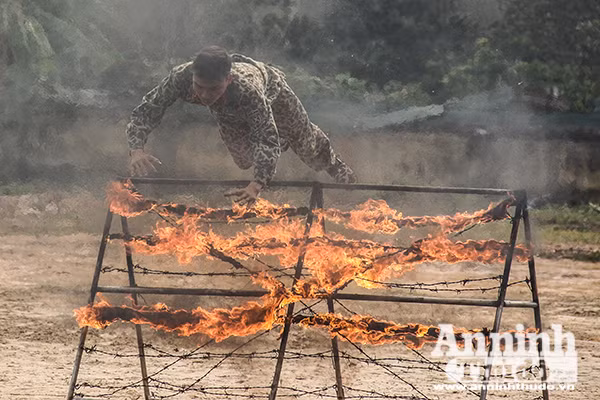 Xem trinh sát đặc nhiệm Thủ đô rèn quân, luyện võ ngày cuối năm ảnh 10