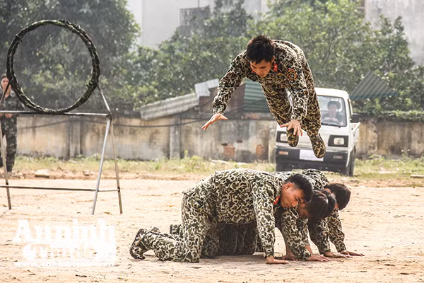 Xem trinh sát đặc nhiệm Thủ đô rèn quân, luyện võ ngày cuối năm ảnh 2
