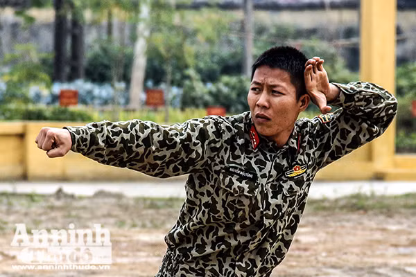 Xem trinh sát đặc nhiệm Thủ đô rèn quân, luyện võ ngày cuối năm ảnh 4