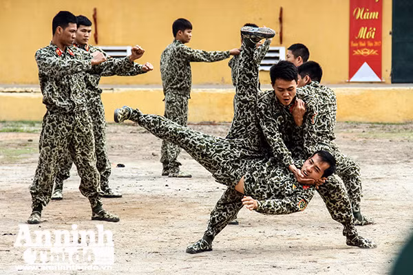 Xem trinh sát đặc nhiệm Thủ đô rèn quân, luyện võ ngày cuối năm ảnh 8