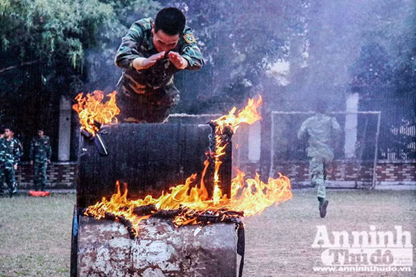Xem trinh sát đặc nhiệm Thủ đô rèn quân, luyện võ ngày cuối năm ảnh 5
