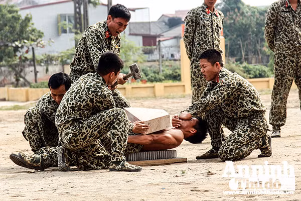Xem trinh sát đặc nhiệm Thủ đô rèn quân, luyện võ ngày cuối năm ảnh 9