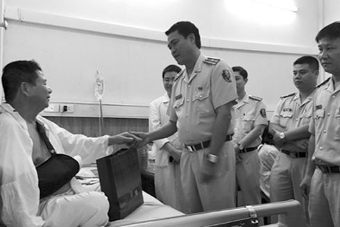 Những người giữ bình yên trên các cung đường "nóng" ảnh 1