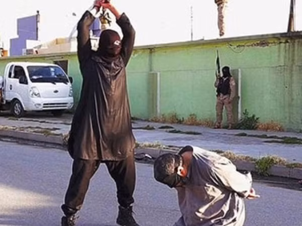 Bé gái 2 tuổi cùng 100 người khác bị IS xử tử ảnh 1