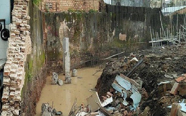 Xem bố làm việc, bé gái 8 tuổi bị tường sập đè tử vong ảnh 1 Xem bố làm việc, bé gái 8 tuổi bị tường sập đè tử vong ảnh 1