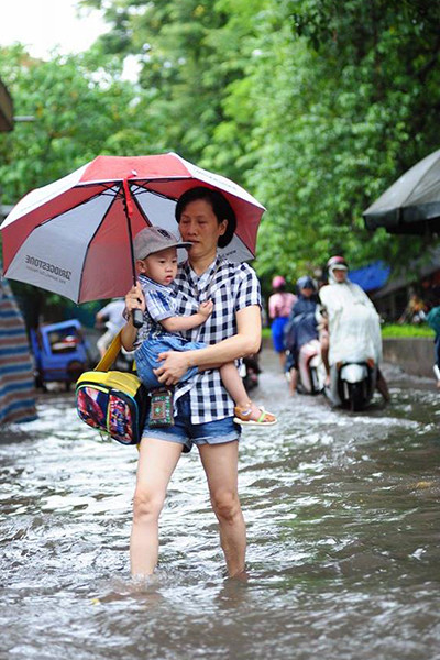 Hà Nội ngập, giao thông ùn tắc sau mưa lớn ảnh 2