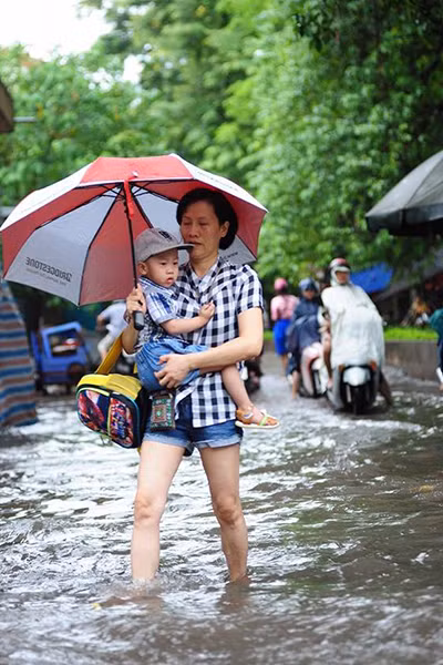 Hà Nội ngập, giao thông ùn tắc sau mưa lớn ảnh 2