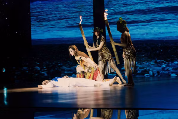 Jennifer Phạm "ghi điểm" bằng những cú lắc hông gợi cảm ảnh 7