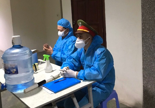 Trắng đêm đảm bảo an toàn tòa nhà 34T Hoàng Đạo Thúy - khu cách ly phòng dịch Covid-19 ảnh 2