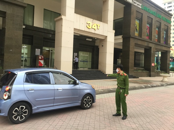 Trước đó, chiều cùng ngày, lực lượng làm nhiệm vụ ở bên vòng ngoài tòa nhà cũng được huy động tham gia hướng dẫn, hỗ trợ, giúp đỡ nhân dân trong tòa nhà, đảm bảo ANTT