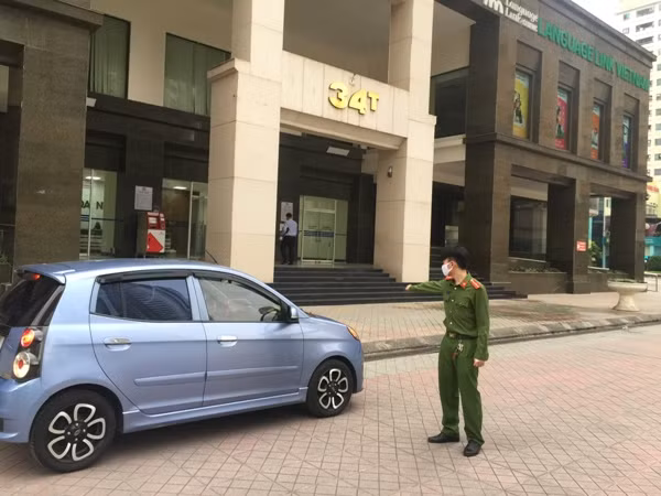 Trước đó, chiều cùng ngày, lực lượng làm nhiệm vụ ở bên vòng ngoài tòa nhà cũng được huy động tham gia hướng dẫn, hỗ trợ, giúp đỡ nhân dân trong tòa nhà, đảm bảo ANTT