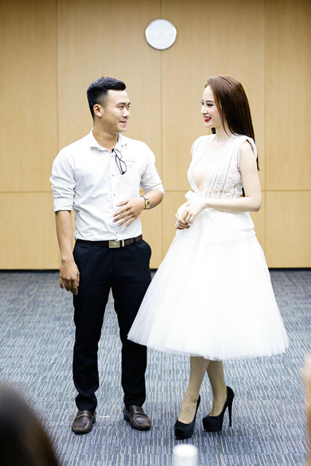 Đi tuyển bạn diễn, Angela Phương Trinh diện đồ gợi cảm khoe vòng 1 ảnh 5 Đi tuyển bạn diễn, Angela Phương Trinh diện đồ gợi cảm khoe vòng 1 ảnh 5