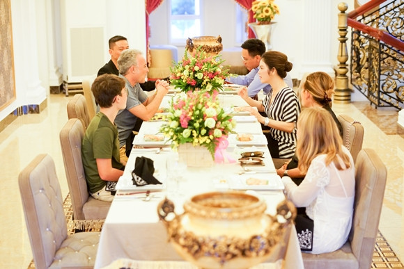 Lý Nhã Kỳ hội ngộ nhà đồng sản xuất Angel's Face tại Việt Nam ảnh 2