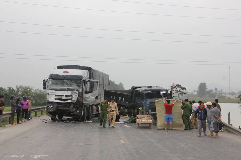 Tai nạn xe tải liên hoàn, 4 người thương vong ảnh 1