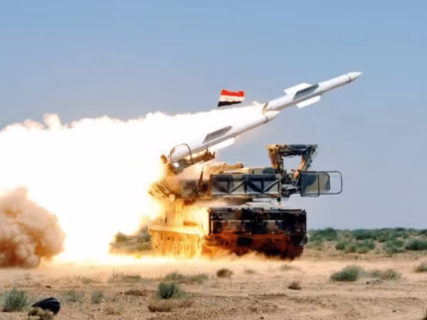 Phòng không Syria bắn hạ 2 UAV của phiến quân lởn vởn trên sân bay Hama ảnh 1