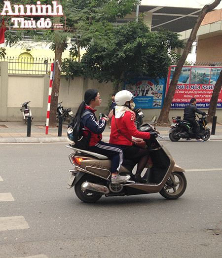 Phụ huynh "sơ ý" dạy con coi thường luật giao thông ảnh 3 Phụ huynh "sơ ý" dạy con coi thường luật giao thông ảnh 3