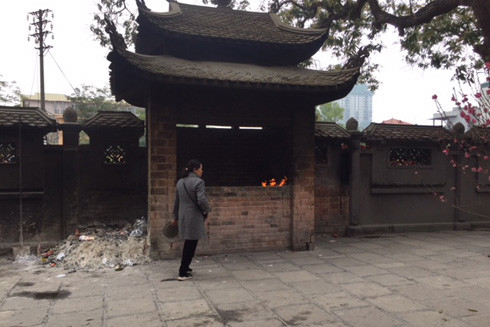 Đốt vàng mã - tập tục lạc hậu cần xóa bỏ (1): Người Hà Nội "đốt" 400 tỷ đồng mỗi năm ảnh 1 Đốt vàng mã - tập tục lạc hậu cần xóa bỏ (1): Người Hà Nội "đốt" 400 tỷ đồng mỗi năm ảnh 1