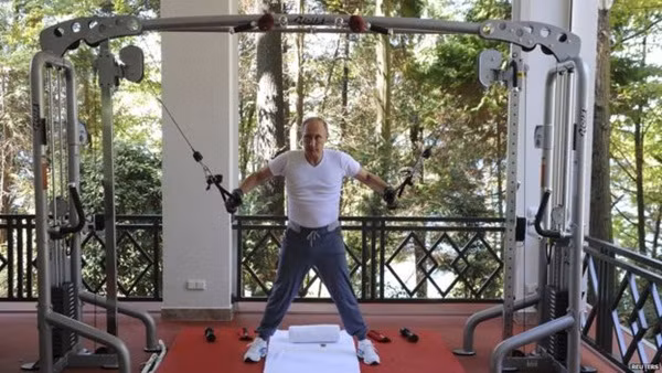 Video: Tổng thống Nga Putin và Thủ tướng Medvedev cùng nhau tập thể hình ảnh 2