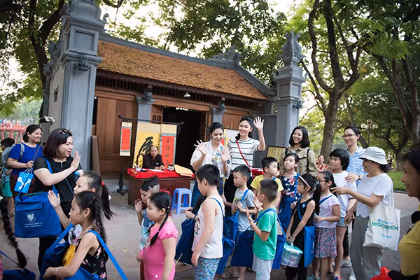 Hoa hậu Ngọc Hân, Á hậu Thanh Tú dạy vẽ cho trẻ em ảnh 2