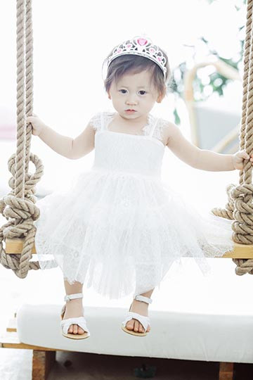 Trang Trần khoe vẻ trẻ trung, xinh đẹp bên con gái đầu lòng ảnh 13 Trang Trần khoe vẻ trẻ trung, xinh đẹp bên con gái đầu lòng ảnh 13