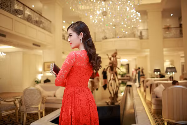 Bất ngờ với hình ảnh trưởng thành và quý phái của Á hậu Huyền My ảnh 2