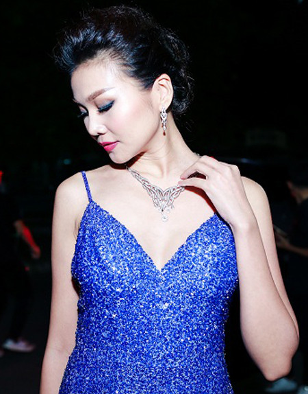 Siêu mẫu Thanh Hằng gây bất ngờ khi đi… chân đất dự sự kiện ảnh 1 Siêu mẫu Thanh Hằng gây bất ngờ khi đi… chân đất dự sự kiện ảnh 1