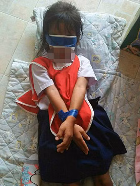 Thái Lan: Giáo viên trói tay, bịt mắt 2 bé gái trong lớp gây phẫn nộ ảnh 2