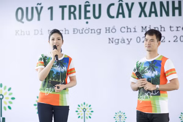 Hoa hậu Ngọc Hân diện áo đôi cùng Xuân Bắc trồng cây tại Bến Tre ảnh 3