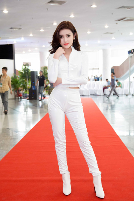 Á hậu Huyền My khoe eo thon quyến rũ với jumpsuit trắng muốt ảnh 6