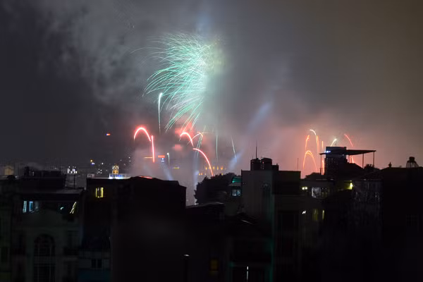 Người dân nô nức đi xem pháo hoa mừng Quốc khánh ảnh 4