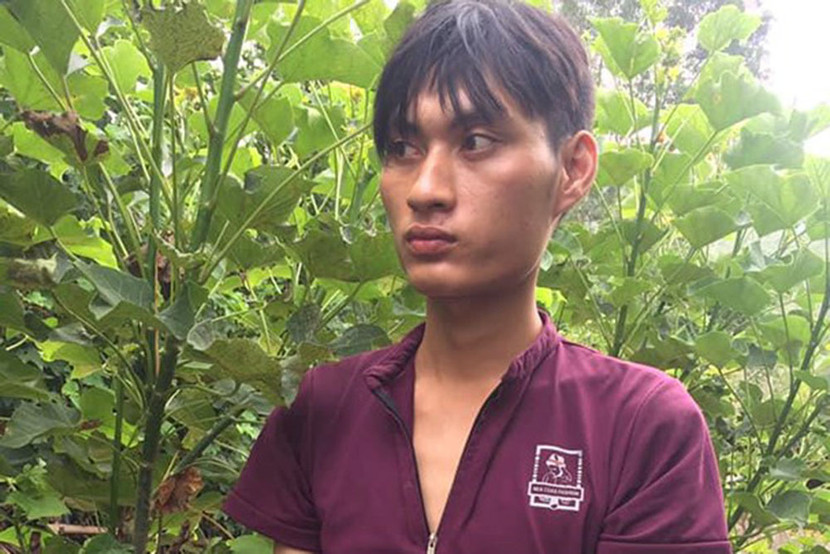 Nam thanh niên dở trò với con gái bạn nhậu ảnh 1