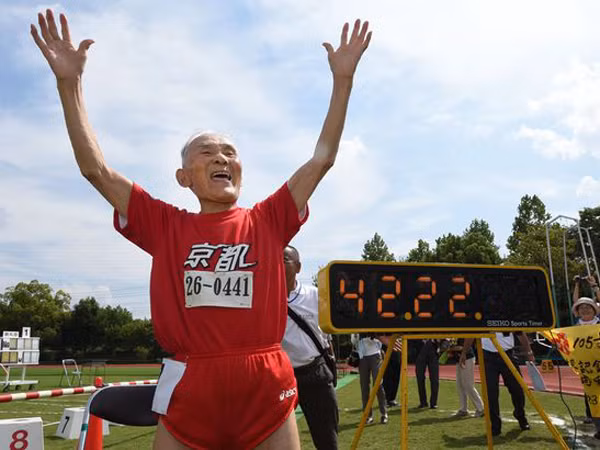 Cụ ông 105 tuổi thách thức Usain Bolt ảnh 1