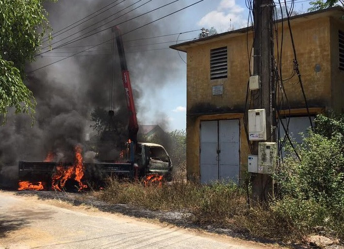 Vướng vào dây điện, xe cẩu cháy rụi, tài xế tử vong ảnh 1 Vướng vào dây điện, xe cẩu cháy rụi, tài xế tử vong ảnh 1