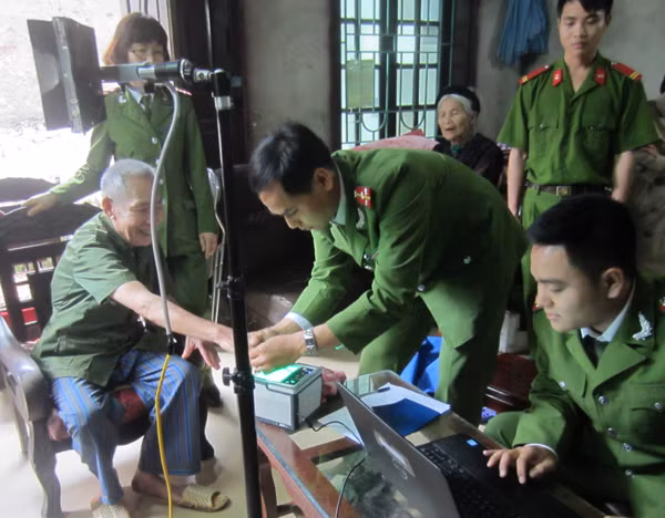 Xúc động vì được Công an đến tận nhà dân làm CMND ảnh 1 Xúc động vì được Công an đến tận nhà dân làm CMND ảnh 1