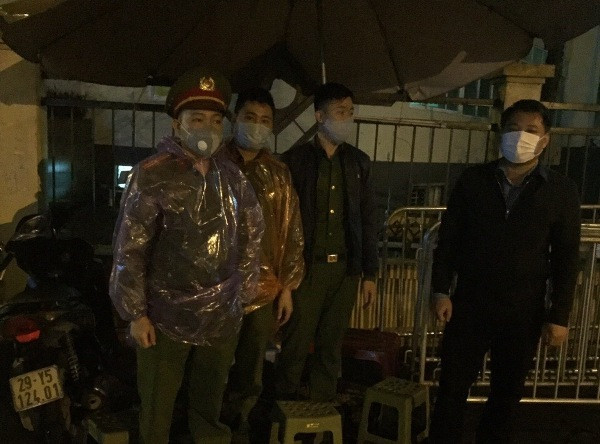 Ở phía ngoài cổng, lực lượng CAP Hoàng Liệt, CAQ Hoàng Mai thức trắng đêm canh gác cho sự yên bình của người dân cách ly phía trong