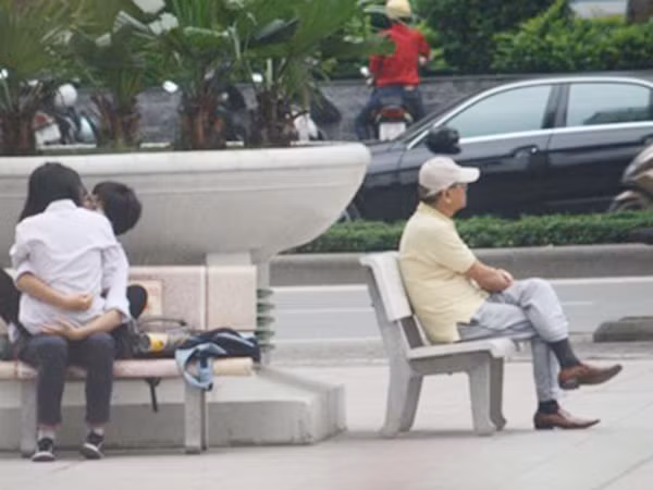 Khi cảnh "nhạy cảm" bị đem ra nơi công cộng ảnh 1